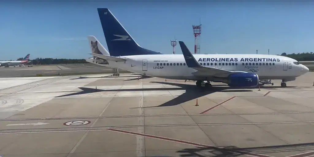 Avion de Aerolineas Argentinas en pista en aeropuerto de Ezeiza