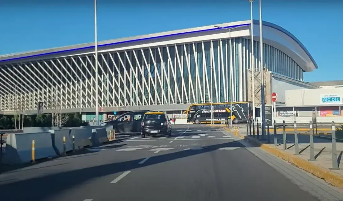 Vista de la terminal principal de Ezeiza desde el acceso vehicular